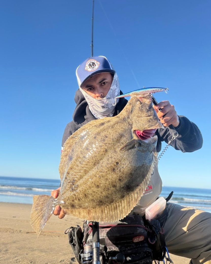 Cristofer Muñoz con un lenguado en la costa