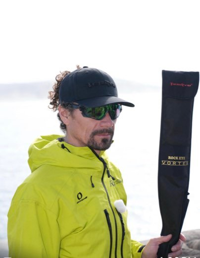 René Puebla con una funda de caña Tenryu en la costa