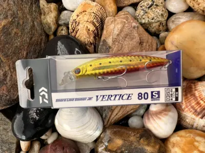 Daiwa Shoreline Shiner Z Vertice 80S Burning Gold Iwashi